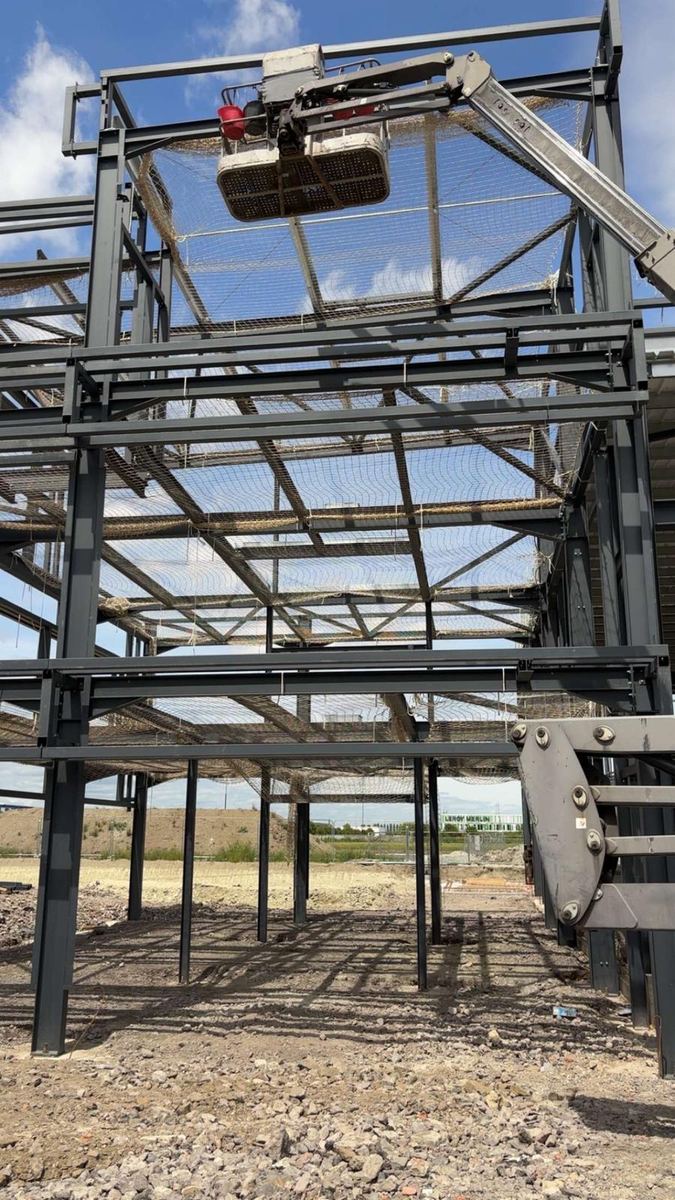 Pose de filets antichute sur structure métallique à 3 niveaux dans la Loire (42)