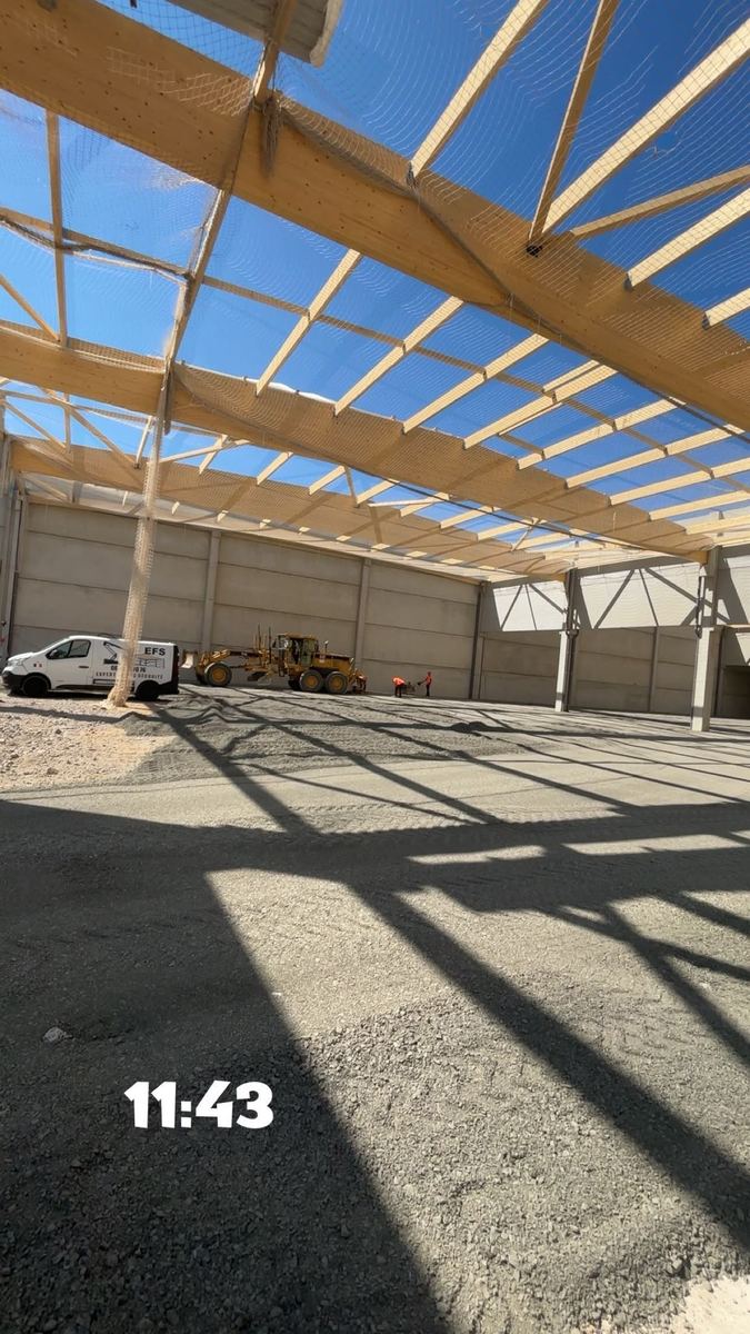 Pose de filet antichute sur charpente bois, plateforme logistique de 10 000 m2 à Orléat, Puy de Dôme (63)